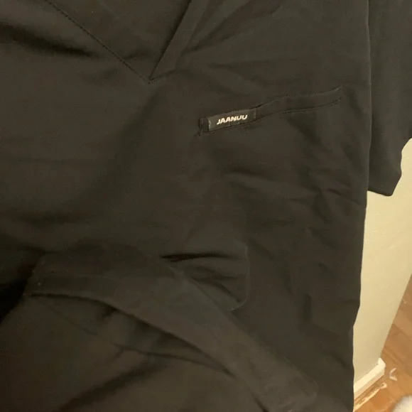 Jaanuu Men’s Black 3 Pocket Scrub Top - Picture 6 of 6